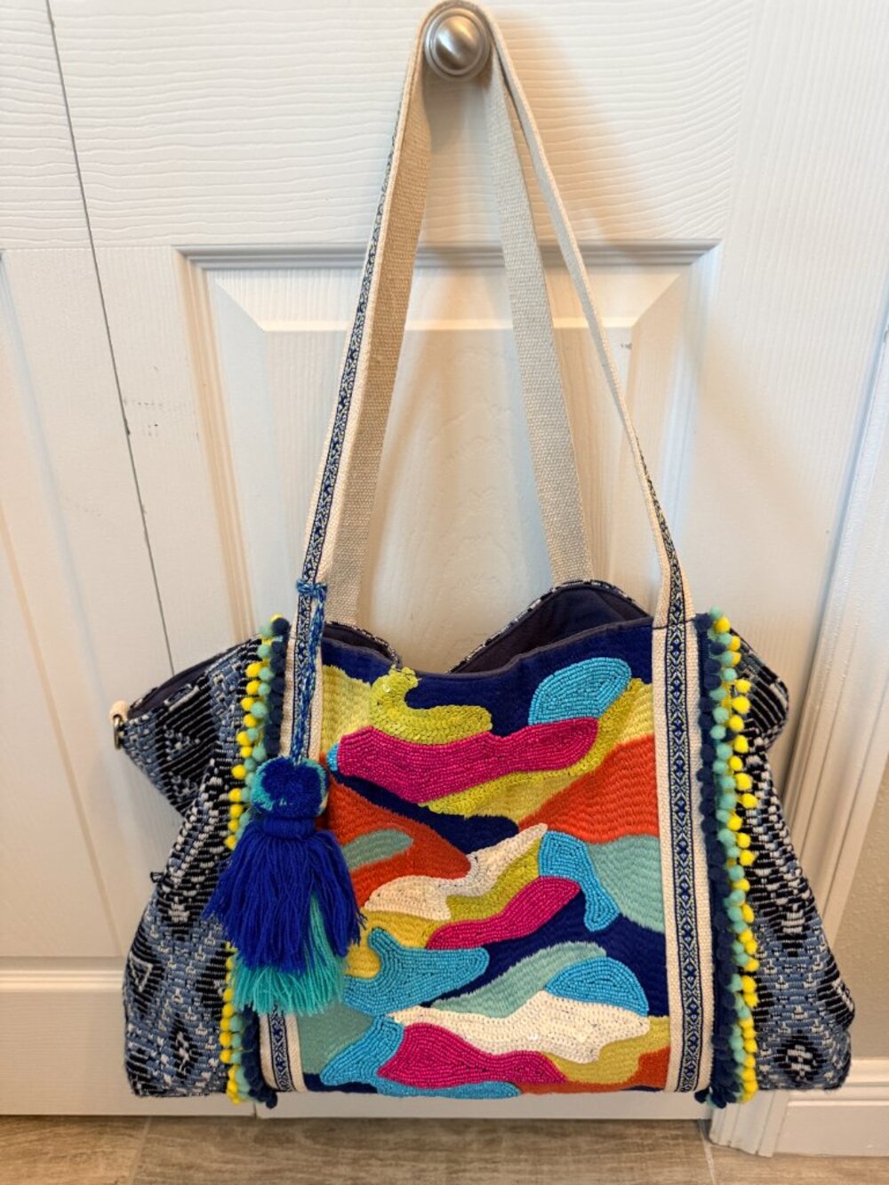 Beautiful "America and Beyond Tote w two extra cases